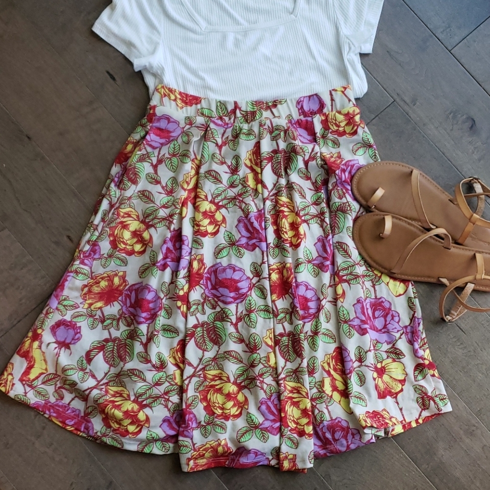 Pretty floral skirt, size M